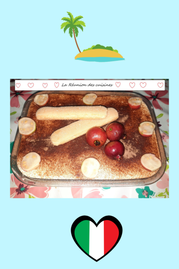 Dessert créatif façon tiramisu, présenté dans un plat rectangulaire en verre. Le dessus est saupoudré de cacao et décoré avec des fruits goyavier et deux biscuits cuillère croisés. Le plat repose sur une nappe fleurie. En arrière-plan, une bannière "La Réunion des cuisines" encadrée de cœurs rouges, avec une illustration tropicale mêlant palmier et drapeau italien en forme de cœur. Ambiance festive et métissée, célébrant la fusion culinaire entre La Réunion et l’Italie