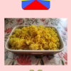 Zembrocal pomme de terre réunionnais dans un plat blanc, posé sur une nappe florale, avec en haut un drapeau stylisé de La Réunion et en bas deux pots d’épices illustrés, sur fond rose.