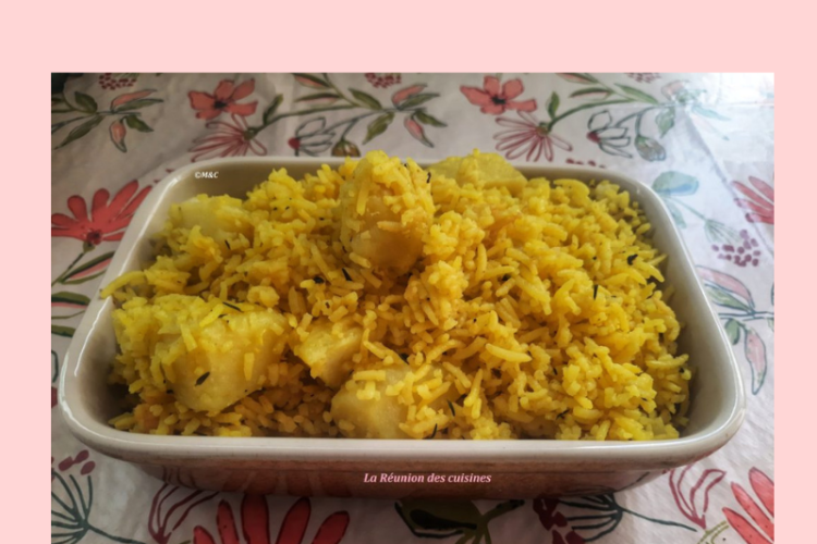 Zembrocal pomme de terre réunionnais dans un plat blanc, posé sur une nappe florale, avec en haut un drapeau stylisé de La Réunion et en bas deux pots d’épices illustrés, sur fond rose.