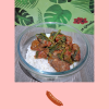 Bol de riz blanc garni de saucisses créoles mijotées aux brèdes chouchou, présenté sur fond orangé avec motifs tropicaux, fleur d’hibiscus, texte “La Réunion” et illustrations de saucisse et piment rouge, évoquant la cuisine réunionnaise traditionnelle et festive.