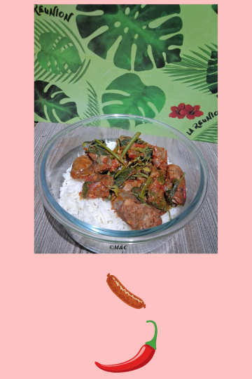 Bol de riz blanc garni de saucisses créoles mijotées aux brèdes chouchou, présenté sur fond orangé avec motifs tropicaux, fleur d’hibiscus, texte “La Réunion” et illustrations de saucisse et piment rouge, évoquant la cuisine réunionnaise traditionnelle et festive.