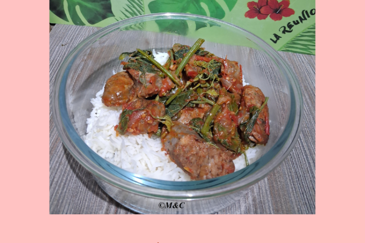 Bol de riz blanc garni de saucisses créoles mijotées aux brèdes chouchou, présenté sur fond orangé avec motifs tropicaux, fleur d’hibiscus, texte “La Réunion” et illustrations de saucisse et piment rouge, évoquant la cuisine réunionnaise traditionnelle et festive.