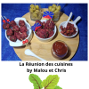 Plateau apéritif composé de beignets de betterave violets sur pics, servis avec des olives vertes et une sauce rouge, ambiance cuisine réunionnaise.
