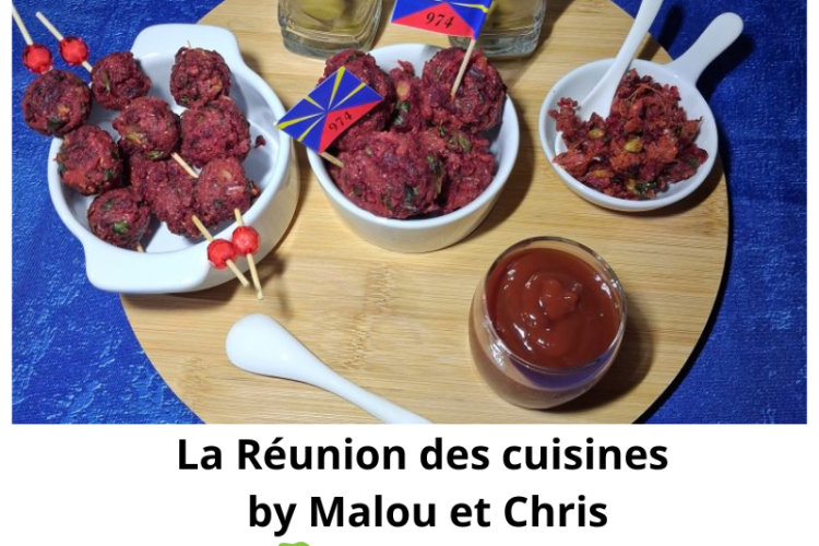 Plateau apéritif composé de beignets de betterave violets sur pics, servis avec des olives vertes et une sauce rouge, ambiance cuisine réunionnaise.