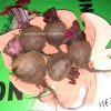 Cinq betteraves crues avec leurs tiges coupées, disposées sur un plat en forme de feuille de monstera rose pâle, posé sur une nappe verte et blanche.