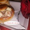 Bouchées feuilletées à la saucisse et crème anisée présentées avec une rose rouge, recette de La Réunion des Cuisines.