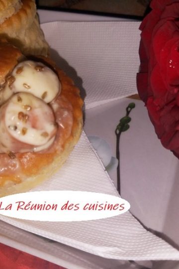 Bouchées feuilletées à la saucisse et crème anisée présentées avec une rose rouge, recette de La Réunion des Cuisines.