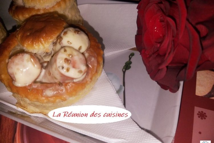 Bouchées feuilletées à la saucisse et crème anisée présentées avec une rose rouge, recette de La Réunion des Cuisines.