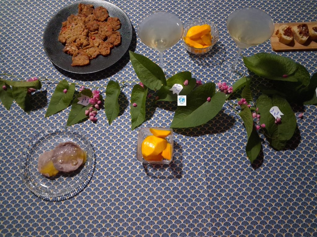 Repas créole avec beignets songe, au miel, mangue fraîche et toasts.