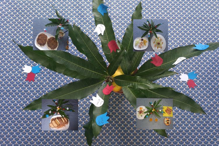 Montage photo montrant une composition créative de feuilles de manguier pour le 1er Mai, entourée de quatre vignettes illustrant un menu gourmand complet pour la journée : crêpes, crevettes plancha, œuf frit sur du pain et salade de fruits fraîche.