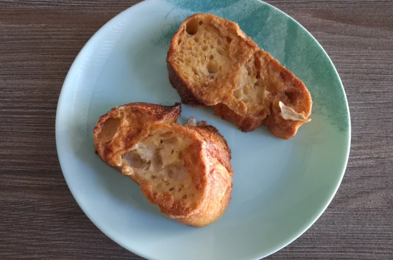 Pain frit aux œufs et basilic : l'anti-gaspi croustillant