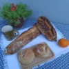 Assortiment de pains variés sur une table, avec thé et décor, pour illustrer un Zoom sur le pain.